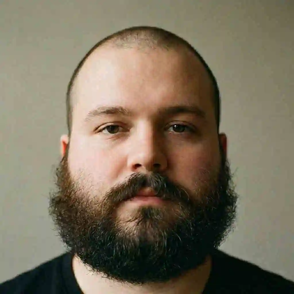 Example of a full thick beard making a round face look wider demonstrating a poor choice of beard for your face shape that accentuates fullness.