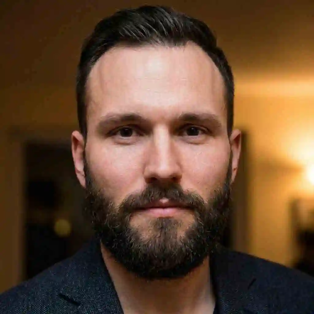 Man with a heart face wearing a Full Beard that effectively fills out the jawline creating a squarer look for this beard for your face shape.