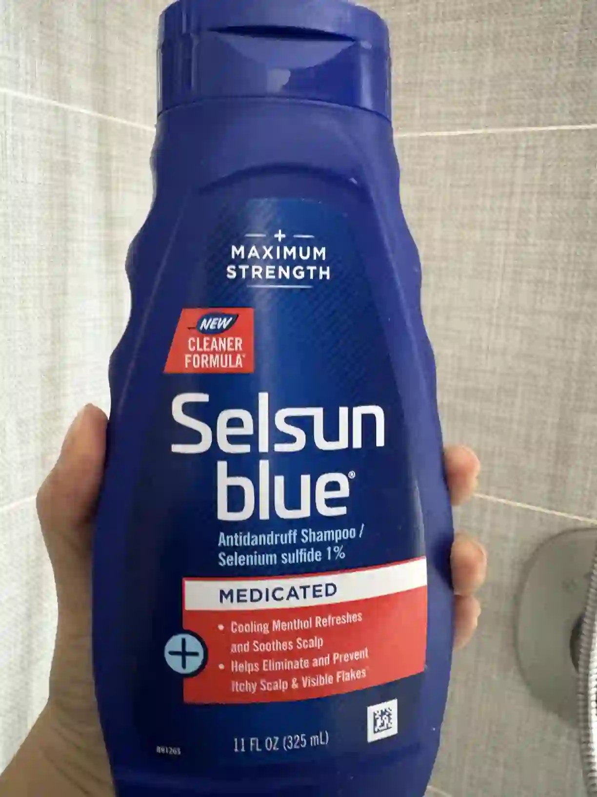 beard dandruff shampoo review image featuring Selsun Blue medicated selenium sulfide treatment for persistent flakes and oily irritated beard skin