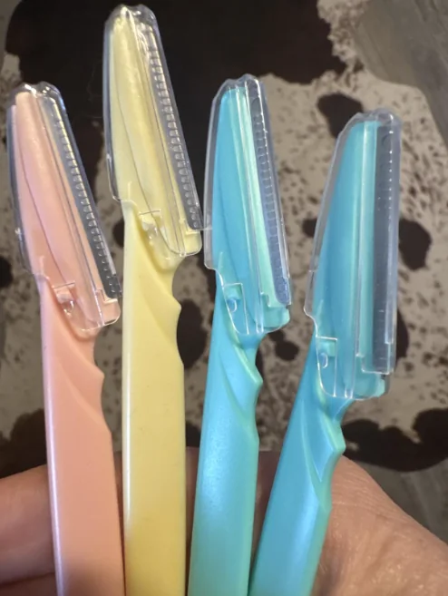best face shaver for women on a budget showing a simple manual eyebrow razor that removes peach fuzz and supports beginner dermaplaning at home.
