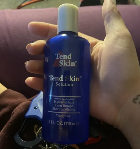 Review image for how to get rid of razor bumps with Tend Skin Solution, emphasizing fast exfoliation, trapped hair release, reduced inflammation, and the strong but drying feel users notice.